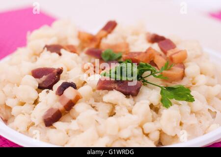 Slovacca cibo tradizionale - gnocchi di patate gnocchi di patate con formaggio di pecora e pancetta Foto Stock