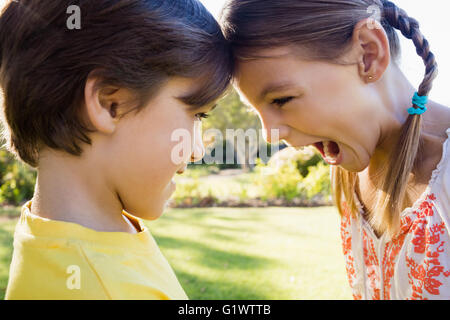 Close up di fratello e sorella e divertirsi Foto Stock