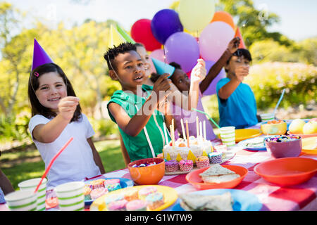 Carino bambini sorridenti e divertirsi durante una festa di compleanno Foto Stock