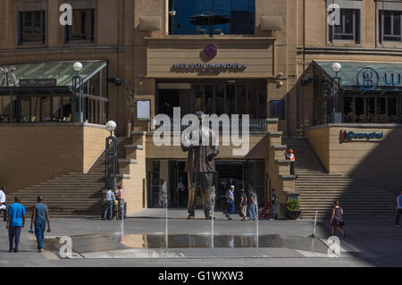 Il Nelson Mandela Square è uno spazio pubblico e area commerciale Foto Stock