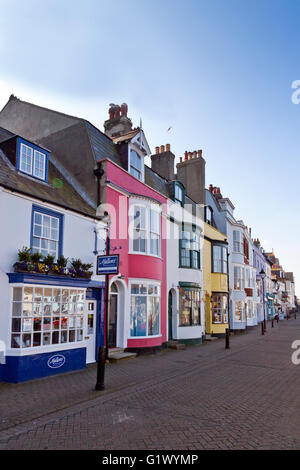 A schiera colorati riverside negozi e case sulla strada della Trinità a Weymouth Dorset, England, Regno Unito Foto Stock