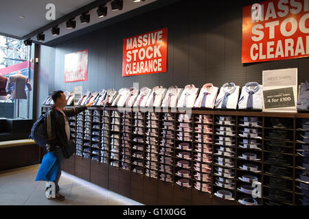 Austin Reed file bando per la somministrazione con 1.000 posti di lavoro a rischio, Regent Street, Londra, Inghilterra, Regno Unito Foto Stock