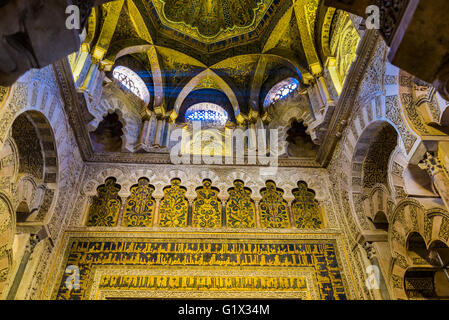 Mihrab è una nicchia semicircolare nella parete di una moschea che indica la qibla; che è la direzione della Kaaba della Mecca Foto Stock