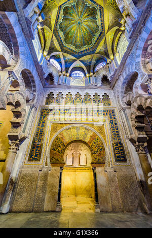 Mihrab è una nicchia semicircolare nella parete di una moschea che indica la qibla; che è la direzione della Kaaba della Mecca Foto Stock