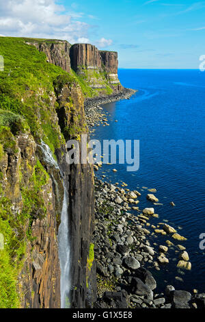 Mealt cascata e kilt Rock rocce basaltiche vicino Staffin, Isola di Skye in Scozia, Gran Bretagna Foto Stock