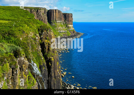 Kilt Rock rocce basaltiche vicino Staffin, Isola di Skye in Scozia, Gran Bretagna Foto Stock