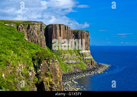 Kilt Rock rocce basaltiche vicino Staffin, Isola di Skye in Scozia, Gran Bretagna Foto Stock