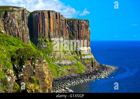 Kilt Rock rocce basaltiche vicino Staffin, Isola di Skye in Scozia, Gran Bretagna Foto Stock