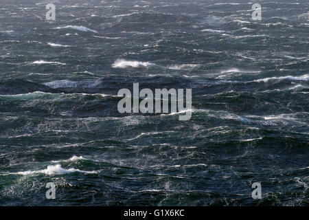 Moderatamente mare mosso, onde con whitecaps, la superficie del mare del Nord Atlantico Atlantico, Foto Stock