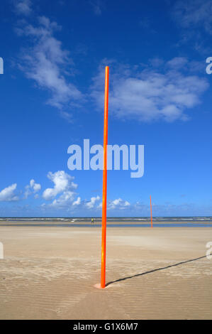 Arancio-rosso marcatore posti sulla spiaggia, custodito e spiaggia incustodito, Juist, Est Isole Frisone, Bassa Sassonia, Germania Foto Stock