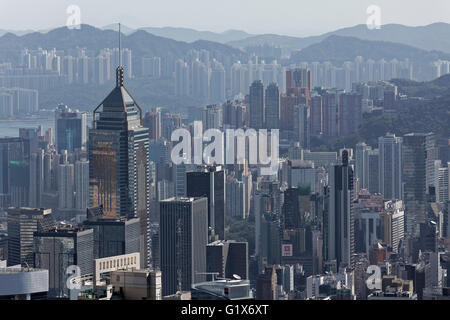 Grattacielo e grattacieli di Wan Chai district, sinistra Central Plaza, vista dal picco, il Victoria Peak, Isola di Hong Kong Foto Stock