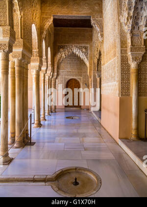 Arabesque architettura moresca, Corte dei Leoni, Nasrid, Alhambra, provincia di Granada, Andalusia, Spagna, Europa Foto Stock