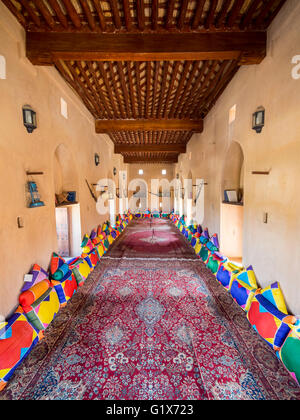 Sala riunioni in Fort Nakhl, o Al Husn Heem, fortezza, oltre oasi Nakhl sul Jebel Nakhl solido, storica costruzione di argilla Foto Stock