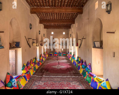 Sala riunioni in Fort Nakhl, o Al Husn Heem, fortezza, oltre oasi Nakhl sul Jebel Nakhl solido, storica costruzione di argilla Foto Stock