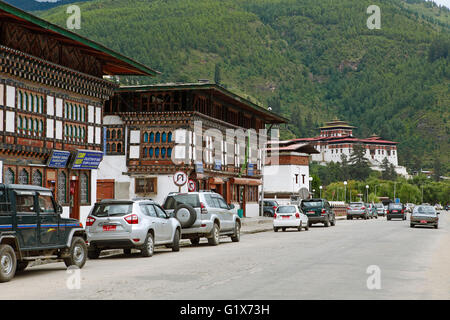 Strada principale di Paro, monastero fortezza Rinpung Dzong, Paro distretto, Bhutan Foto Stock