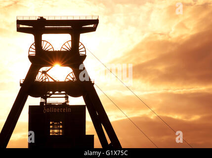 Headframe miniera Zollverein albero XII, Essen, distretto della Ruhr, Renania settentrionale-Vestfalia Foto Stock