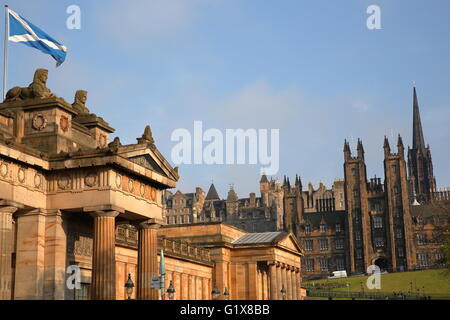 La Scottish National Gallery, Edimburgo, l'Assembly Hall in background Foto Stock