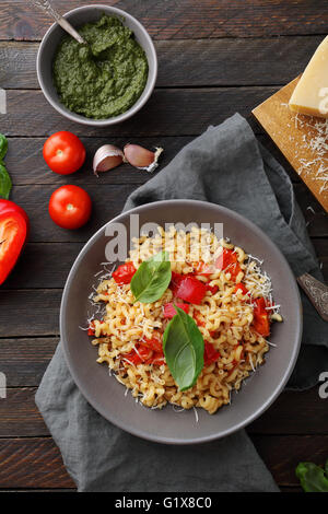 Pasta Vegetariana con pesto di avocado, cibo vista superiore Foto Stock