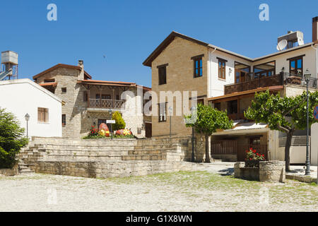 La piazza centrale nel villaggio di montagna, Cipro Foto Stock