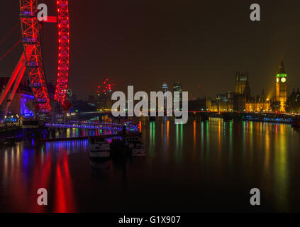 Paesaggio urbano di Londra di notte, illuminato da luci Foto Stock