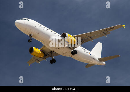 Un Vueling Airlines Airbus A320 di avvicinamento all'Aeroporto El Prat di Barcellona, Spagna, visto dal di sotto. Foto Stock