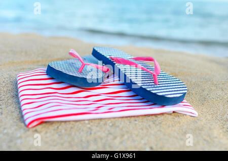 Le cose sono sparsi sulla spiaggia del mare. Focus sui bicchieri. Foto Stock