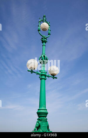 Una lampada standard su nello stile art deco Puente del Kursaal ponte sopra il fiume dell'Urumea, San Sebastian, Spagna contro un cielo blu Foto Stock