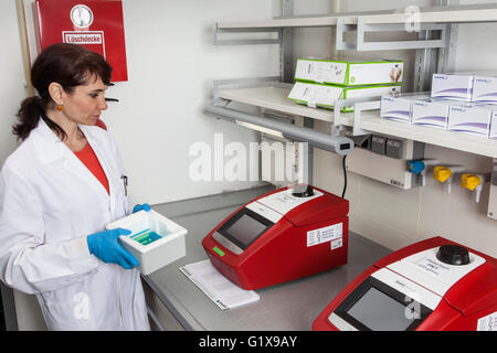 Ricercatore presso un alta qualità del sistema analitico per la PCR (reazione a catena della polimerasi). Foto Stock