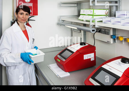 Ricercatore presso un alta qualità del sistema analitico per la PCR (reazione a catena della polimerasi). Foto Stock