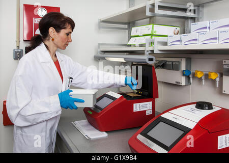 Ricercatore presso un alta qualità del sistema analitico per la PCR (reazione a catena della polimerasi). Foto Stock