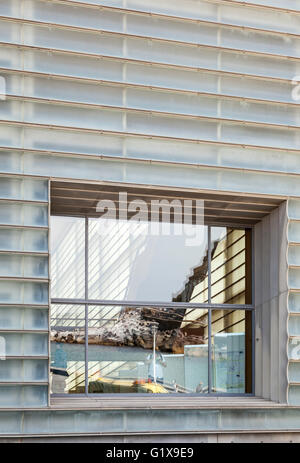 Finestra quadrata che mostra l'interno nel rivestimento semitrasparente a coste del Palacio de Congresos Kursaal di San Sebastian, Spagna Foto Stock