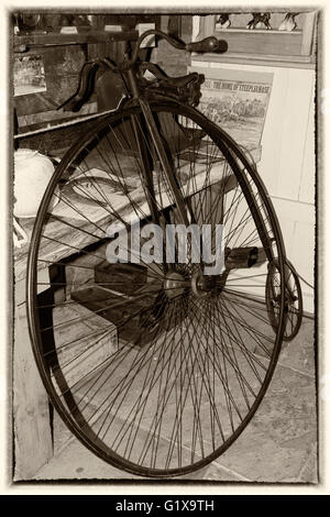 Dent Museo del villaggio e il centro del patrimonio, ammaccature, Yorkshire Dales, Inghilterra. Un vecchio Penny Farthing bicicletta sul display. Foto Stock