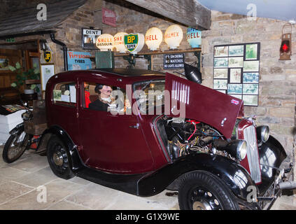 Dent, North Yorkshire Dales, Inghilterra. Dent Museo del villaggio e il centro del patrimonio. Auto d'epoca sul display. Foto Stock