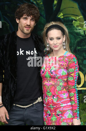 Aprile 11, 2016 - Max Rogers e Kimberly Wyatt frequentando il Libro della Giungla Premiere europeo al BFI Imax a Londra, Regno Unito. Foto Stock