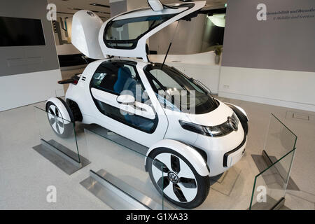 Volkswagen Nils concept car elettrica sul display in unità Forum showroom a Berlino Germania Foto Stock