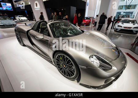 Porsche 918 Spyder hybrid auto sul display alla Volkswagen Auto Forum sulla Unter den Linden a Berlino Germania Foto Stock