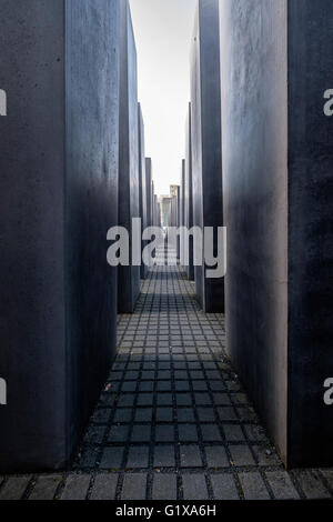 Vista dentro il memoriale dell'Olocausto in Mitte Berlino Germania Foto Stock