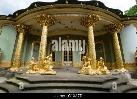 Golden statue ornano Teahouse cinese nel parco Sanssoucci a Potsdam, Brandeburgo, Germania Foto Stock