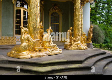 Golden statue ornano Teahouse cinese nel parco Sanssoucci a Potsdam, Brandeburgo, Germania Foto Stock