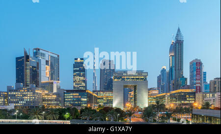 Vista serale del DIFC e il quartiere finanziario e commerciale di Dubai Emirati Arabi Uniti Foto Stock