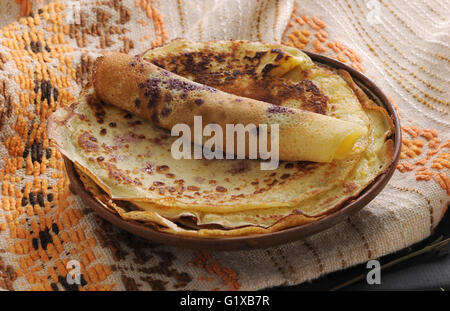 Frittelle fatte in casa con marmellata di mirtilli Foto Stock