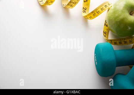 pesi manubri con nastro di misurazione e mela, arancio per dieta concetto su  sfondo marrone di legno vintage Foto stock - Alamy