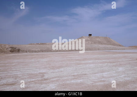 Un militare israeliano torre di guardia vicino al sito battesimale Qaser el Yahud vicino a Gerico nella valle del Giordano Foto Stock