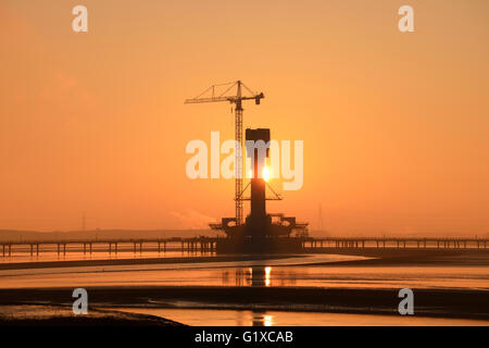 Alba sul Mersey ponte Gateway attualmente costruiti per attraversare il fiume Mersey tra di Runcorn e Widnes. Foto Stock