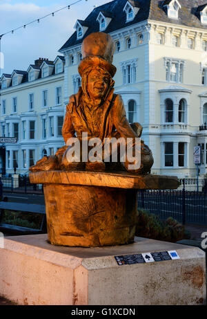 Scolpita in legno statue di Alice nel Paese delle Meraviglie caratteri di Llandudno, Denbighshire, il Galles del Nord. Foto Stock