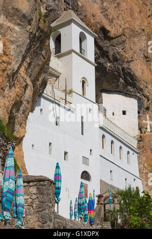 Montenegro. Manastir Ostrog. Monastero di Ostrog della Chiesa Ortodossa Serba, incorporato in un vicino rockface verticale. Foto Stock