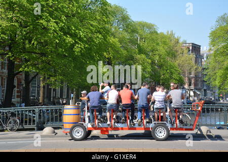 Lads su uno dei numerosi beer bikes in Amsterdam. Foto Stock