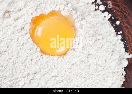 La farina di frumento e di tuorlo d'uovo in una lastra di argilla Foto Stock