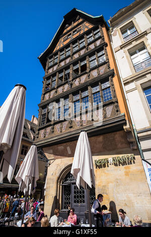 Maison Kammerzell casa medioevale del XVI secolo e la caffetteria terrazza, Strasburgo, Alsazia, Francia Foto Stock