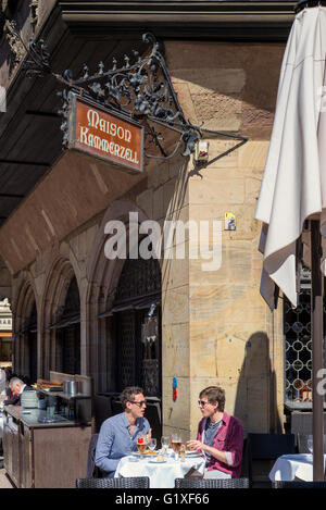 Strasburgo, alfresco terrazza ristorante, Maison Kammerzell casa medioevale, Alsazia, Francia, Europa Foto Stock